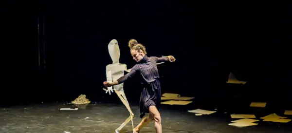 Imagen abstracta con elementos de danza y circo para la obra 'Anónimos'.