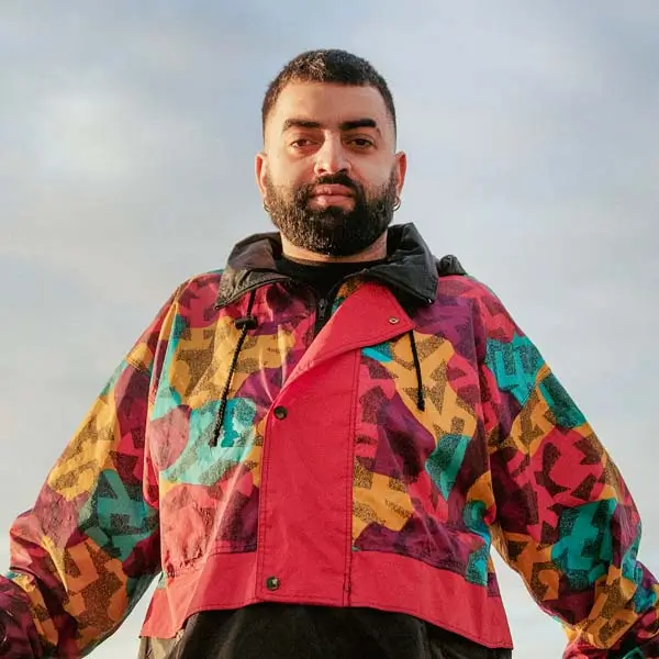 El artista pablopablo en un concierto, interpretando canciones de su álbum 'Canciones en Mi' con elementos de pop y electrónica.