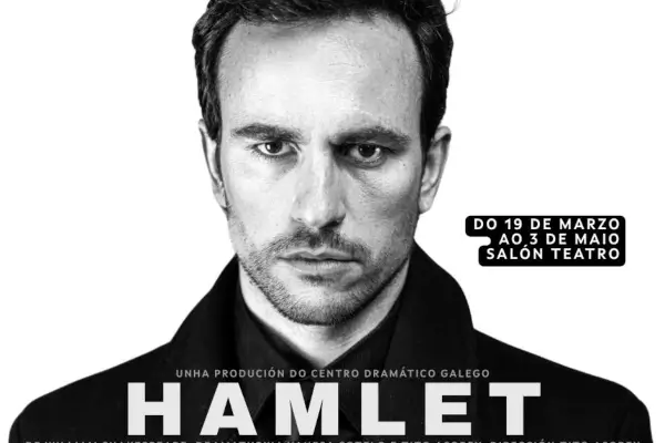 Fotograma de la obra de teatro 'Hamlet' con varios actores en escena.