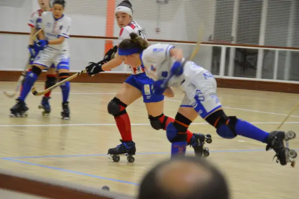 Jugadoras de hockey sobre patines en acción durante un partido.