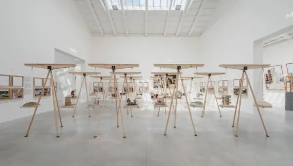 Maqueta arquitectónica con elementos de madera y vegetación.