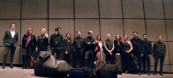 Músicos del Plural Ensemble interpretando una pieza de música contemporánea en un escenario iluminado.