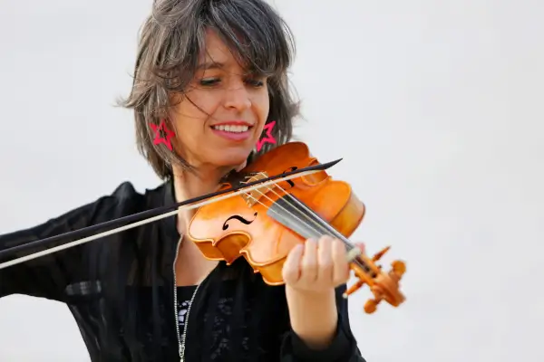 La directora Amandine Beyer dirigiendo a la Real Filharmonía de Galicia.