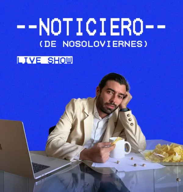 Un presentador de televisión cómico con un micrófono, de pie frente a una pantalla que muestra gráficos de noticias, en un escenario de estudio.