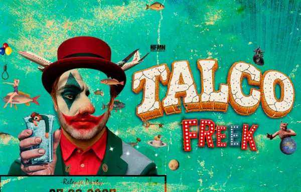 La banda Talco en un concierto en vivo, con el vocalista cantando enérgicamente y los músicos tocando sus instrumentos.