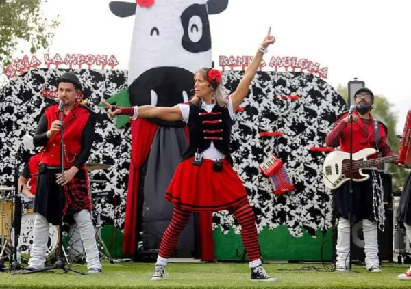 Uxía Lambona y su Banda Molona actuando en un concierto infantil, con instrumentos y mucha energía.