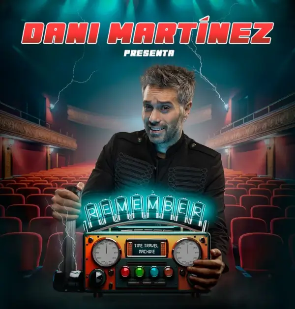 El humorista Dani Martínez en el escenario, con un micrófono en mano, interactuando con el público durante su espectáculo 'Remember', con una iluminación teatral.