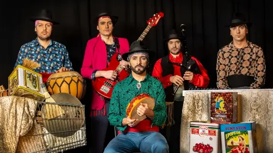 Xurxo Fernandes tocando un instrumento musical tradicional en un escenario con iluminación cálida, evocando sonidos orientales y gallegos.