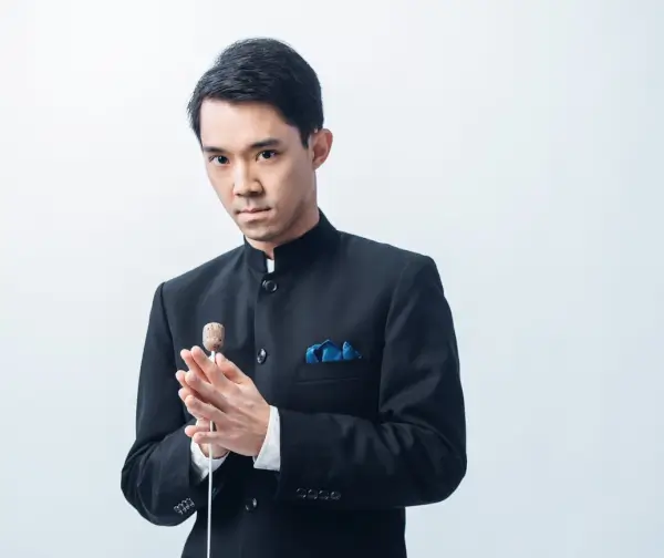 La Real Filharmonía de Galicia interpretando un concierto en un auditorio, con músicos y director en el escenario.
