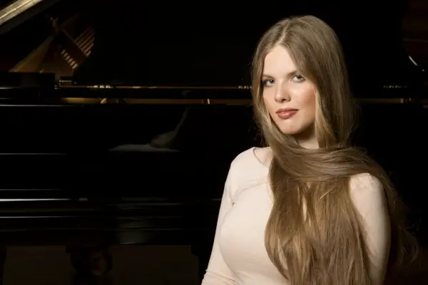 Una orquesta sinfónica en el escenario, con el director Jordi Francés y la pianista Eva Gevorgyan destacando en el centro.