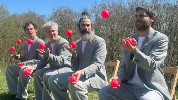 Tres malabaristas en escena con mazas y bolas, creando un patrón caótico y divertido en el espectáculo de nuevo circo 'Sen Patrón'.