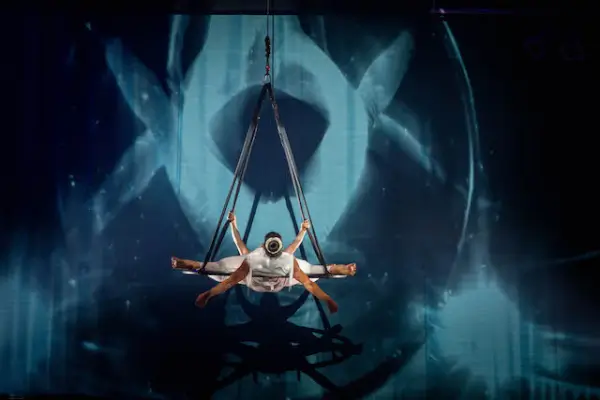 Artistas de 'A serie clopen' realizando acrobacias aéreas y números de clown en el escenario del Salón Teatro.