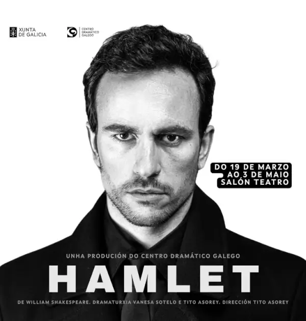 Escena de la obra Hamlet del Centro Dramático Galego, con actores en un escenario moderno.