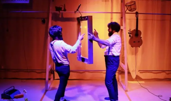 Escena de la obra teatral #Influencers, con actores representando una situación cómica relacionada con las redes sociales.