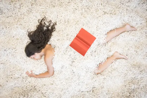 Escena de la obra 'A gaivota. Ensaio aberto', con tres actrices en un escenario que simula un ensayo teatral.
