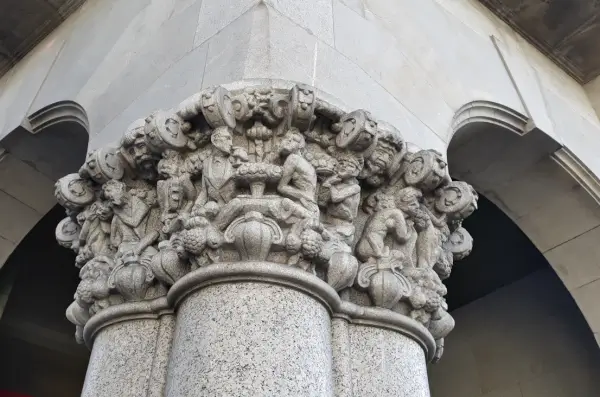 Una escultura de Francisco Asorey, posiblemente el monumento a San Francisco, destacando su estilo expresivo y detallado en piedra.