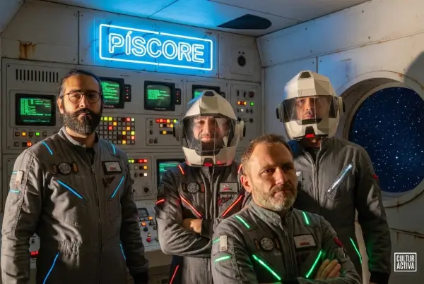 Imagen promocional del espectáculo 'comedIA' de Píscore, con elementos espaciales y musicales que sugieren humor y tecnología.