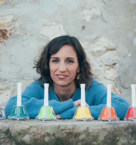 Marta Ortiz contando historias y cantando para un público infantil, con objetos y música en el escenario.