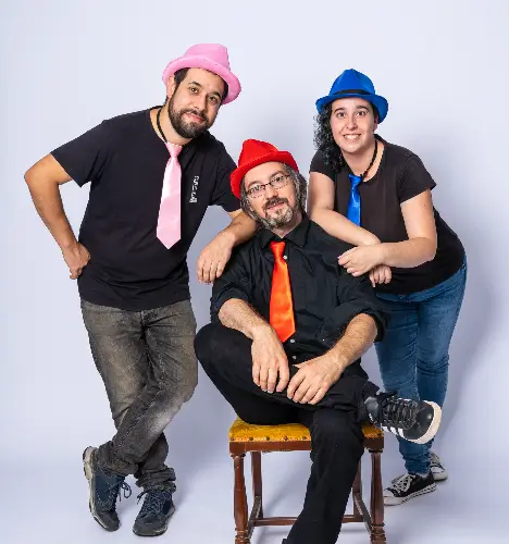 Niños y niñas disfrutando de un espectáculo musical interactivo con personajes fantásticos en una biblioteca.