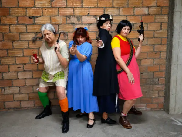 Cuatro personajes femeninos de cuento, Pippi, Wendy, Heidi y Mary Poppins, en una escena teatral.