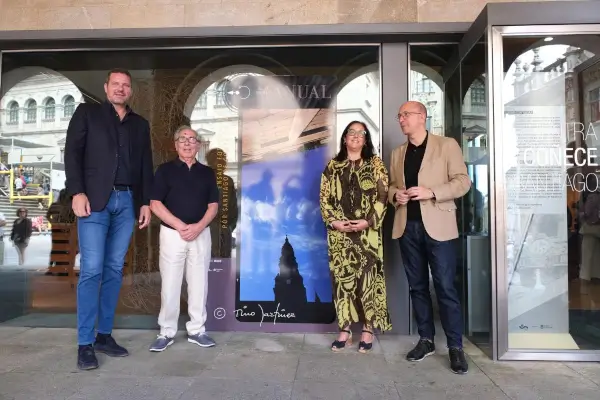 Exposición 'Modo manual' de Tino Martínez en el Museo das Peregrinacións e de Santiago, mostrando fotografías de la vida en Compostela.