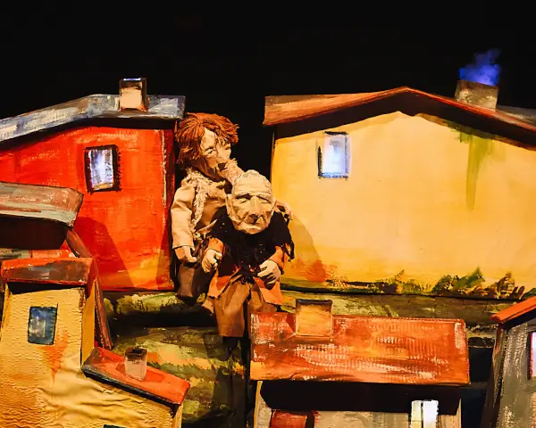 Imagen de un títere de abuela con niños, representando la obra 'El escondite de la abuela' de La Tartana Teatro.