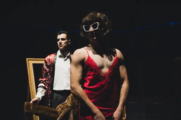 Imagen promocional de la obra teatral 'Xoguetes Rotos', mostrando a los dos personajes principales en un ambiente evocador.