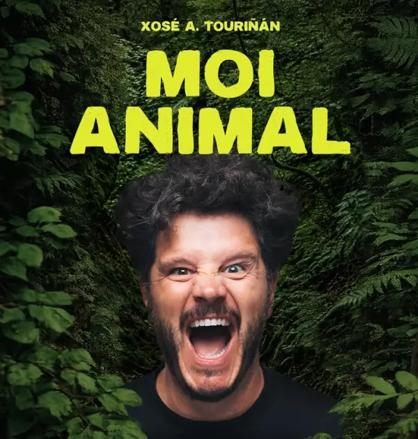 Xosé A. Touriñán en el escenario, realizando un monólogo de comedia con un micrófono y gestos expresivos.