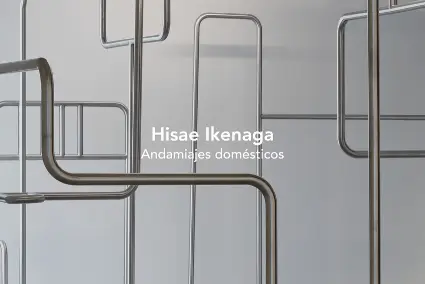 Instalación artística contemporánea con estructuras geométricas y objetos cotidianos, creando un ambiente reflexivo en una galería.