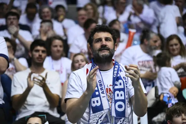 Dos equipos de baloncesto compitiendo en una cancha, con jugadores saltando y lanzando el balón durante un partido de la Liga Endesa.