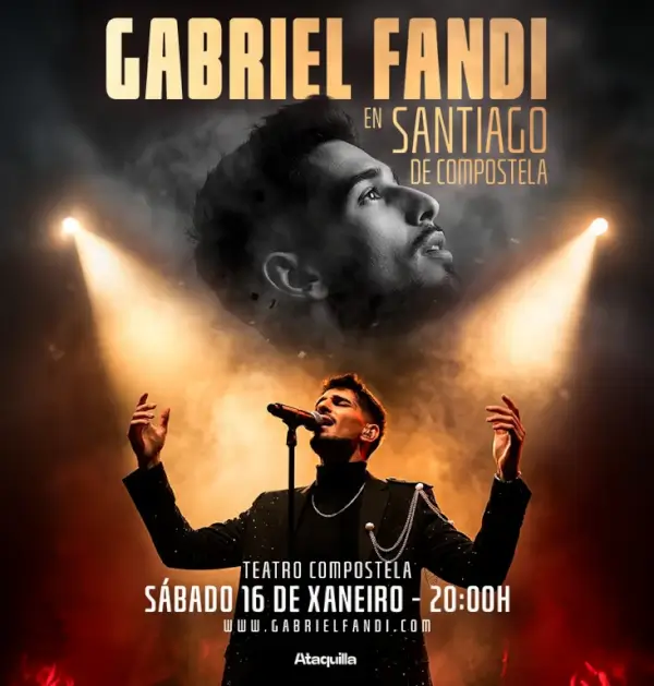 Retrato de Gabriel Fandi en el escenario, cantando con un micrófono, iluminado por luces cálidas.