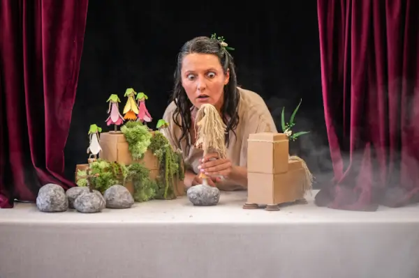 Imagen promocional del espectáculo 'Latexos' de K'Paparota Teatro, mostrando títeres y elementos de mesa en un ambiente mágico.