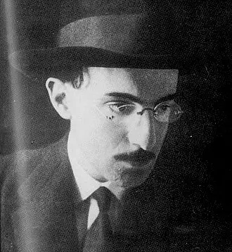 Retrato de Fernando Pessoa, un hombre con gafas y sombrero, en un ambiente de biblioteca antigua.