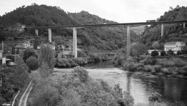 Fotografía de Manolo Laguillo mostrando un paisaje urbano o industrial de Galicia, con elementos constructivos y la interacción con el entorno natural.