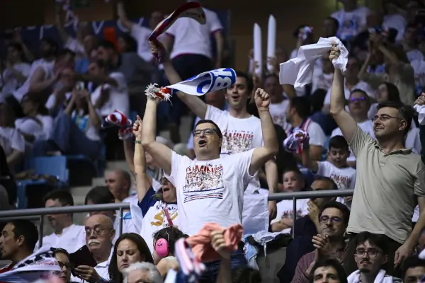 Jugadores de baloncesto del Monbus Obradoiro y Kosner Baskonia compitiendo en un partido de la Liga Endesa.