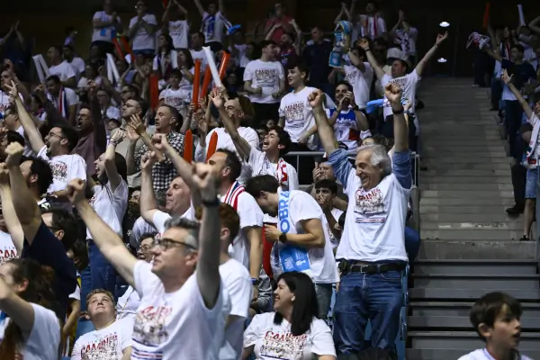 Jugadores del Monbus Obradoiro y Surne Bilbao en acción durante un partido de baloncesto de la Liga Endesa.