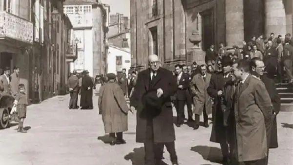 Ilustración de Ramón Otero Pedrayo con la Catedral de Santiago de Compostela de fondo, evocando un paseo cultural.
