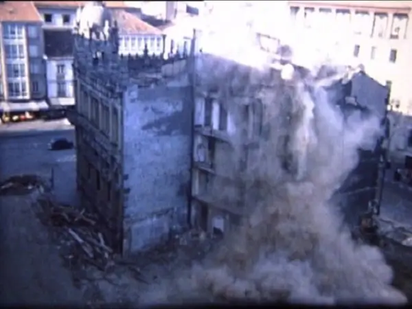 Fotograma del documental 'O edificio Castromil' de 1975, mostrando una calle de Santiago de Compostela.