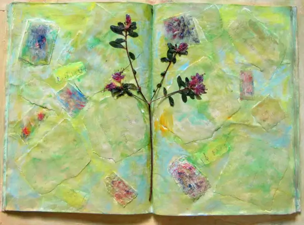 Una obra de arte abstracto con texturas, colores y fragmentos de páginas de libros, expuesta en una galería.