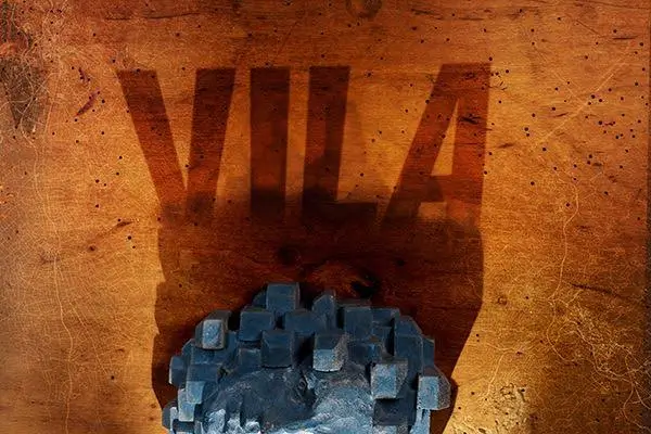 Imagen promocional del espectáculo 'Vila - Proceso Aberto', mostrando elementos de teatro de objetos y urbanismo.